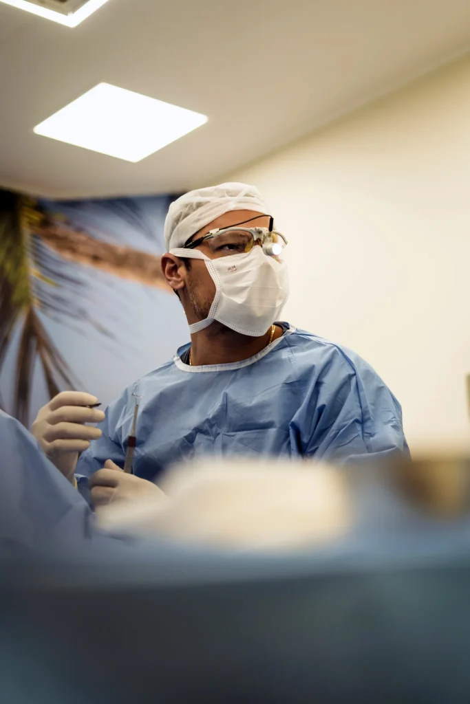 Dr. Frederico Keim no centro cirúrgico.